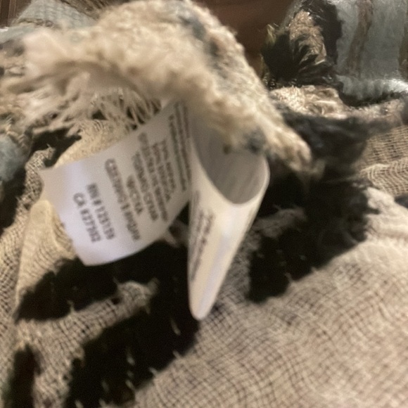 SOIA & KYO Large Substantial Multi Colored Geometric Southwestern Shawl or Scarf - Picture 3 of 11